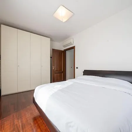 10min Dalla Ghirlandina And Relax In